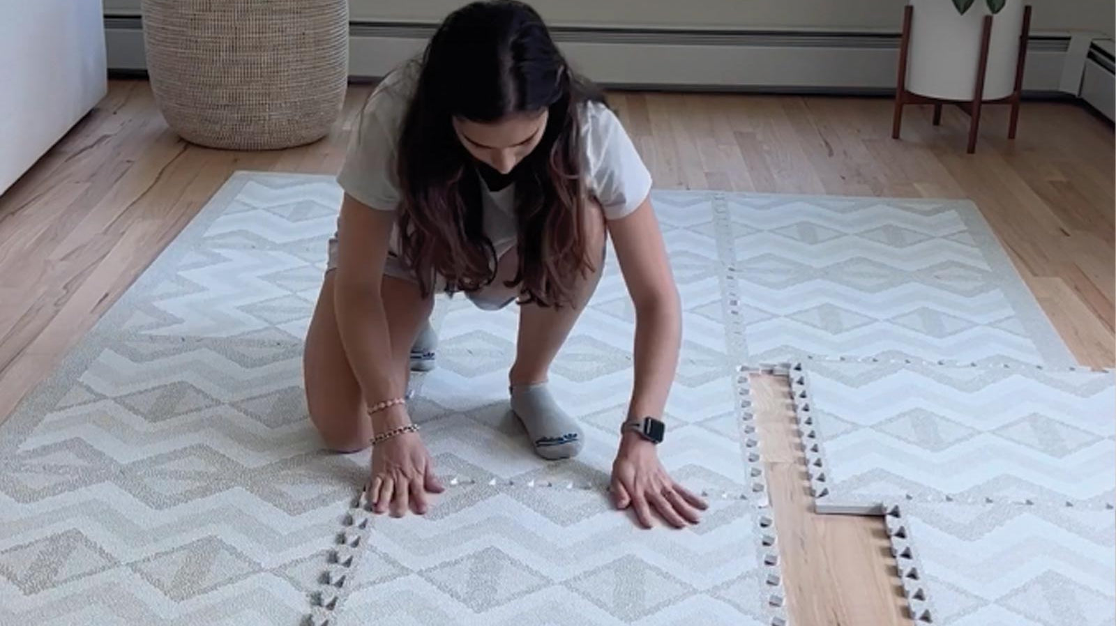 Eeveve Kilim Feather Gray play mat assembly by mother.