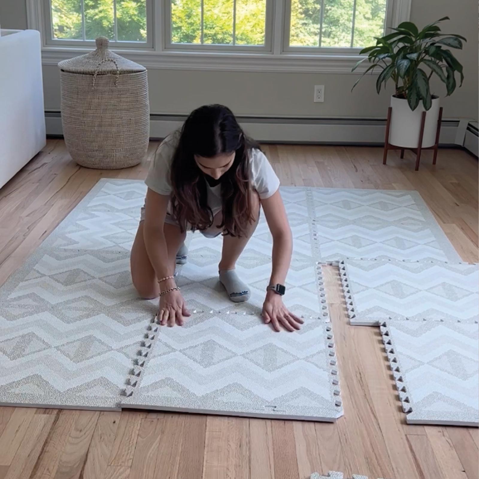 Eeveve Kilim Feather Gray play mat assembly by mother.